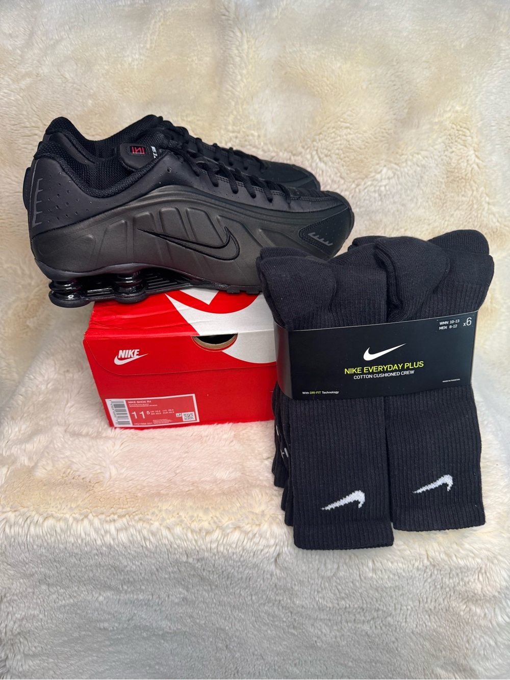 New in Box ☑️ Men’s Nike Shox R4 + Nike Socks (6 pack)